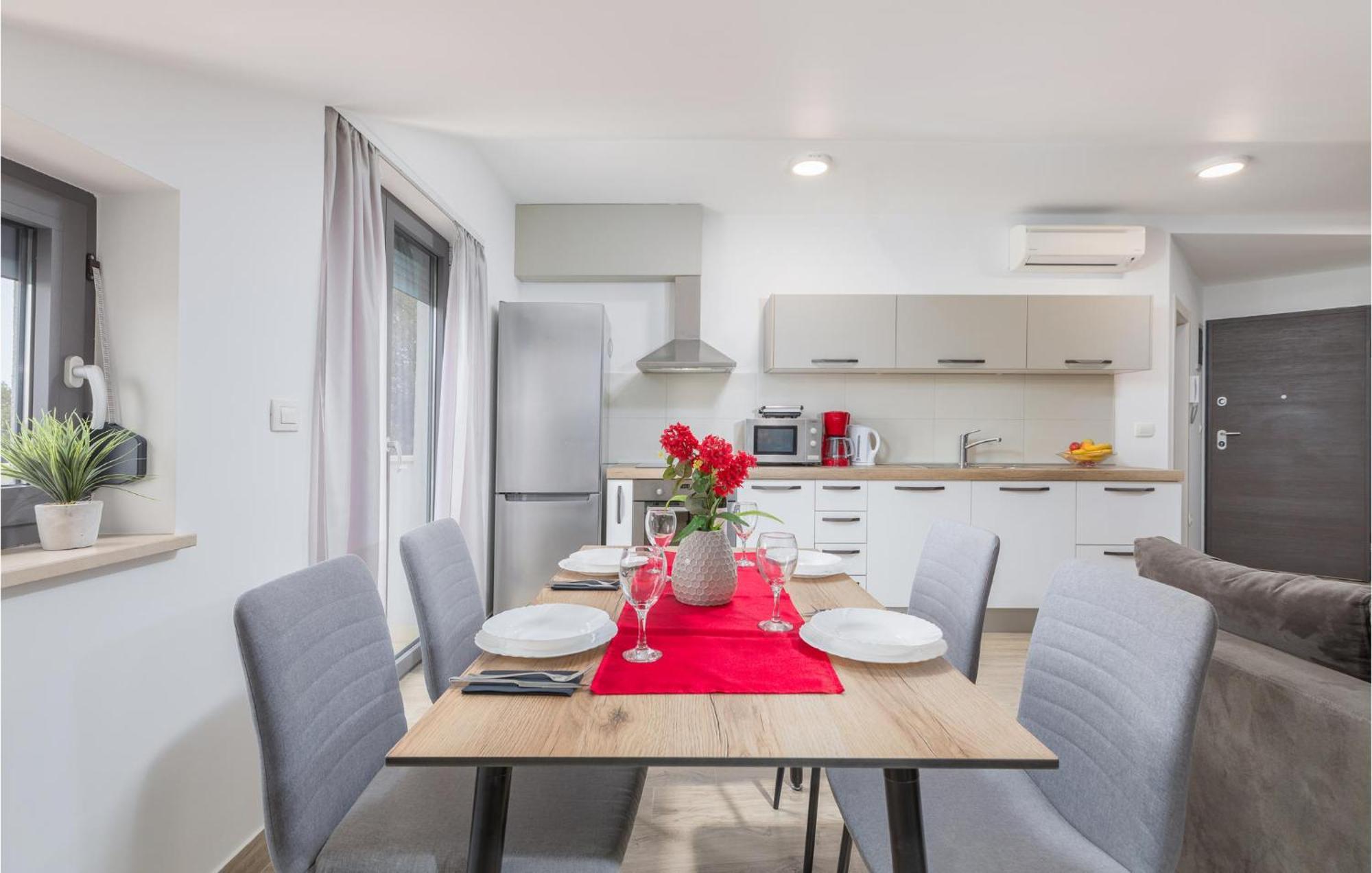 Stunning Apartment In Pjescana Uvala With Wifi 外观 照片